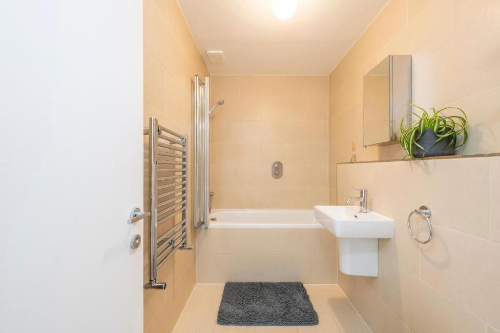 Luxury 4 Bedroom Flat With Stunning Shard View From Terrace In Central London! Next To Station, Sleeps 9 Δωμάτιο φωτογραφία