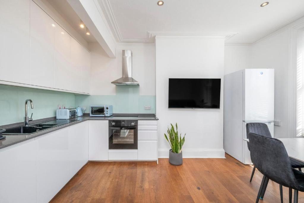 Luxury 4 Bedroom Flat With Stunning Shard View From Terrace In Central London! Next To Station, Sleeps 9 Δωμάτιο φωτογραφία